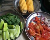 Foto langkah ke 3 dari resep Sayur bening Timun Katuk Jagung.
