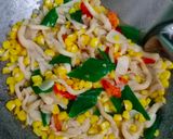 Foto langkah ke 5 dari resep Tumis Jamur Tiram Jagung Pedas.