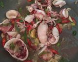Foto langkah ke 4 dari resep Tumis cumi pedas.
