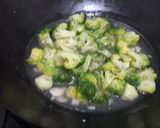 Foto langkah ke 2 dari resep Tumis brocoli bawang putih.