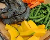 Gambar langkah 1 resipi Masak Lemak Udang dengan Labu & Kacang panjang.