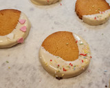 Foto del paso 11 de la receta: Galletas de turrón bañadas en chocolate blanco