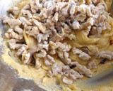 Foto del paso 4 de la receta: Pastel bizcochado exquisito con frutas escarchadas y nueces para mamá