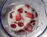 Foto langkah ke 1 dari resep Stroberi Smoothies.