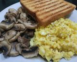 Foto langkah ke 7 dari resep Scramble eggs with sauted mushrooms.