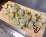 Une image de l'étape 10 de Salade de pommes de terre aux tomates, poivrons, artichauts et olives.