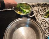 Foto del paso 3 de la receta Tortilla de brócoli con sobre mesa de tomate