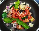 Foto langkah ke 3 dari resep Tumis Cumi Pedas.