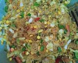 Foto langkah ke 4 dari resep Bihun goreng jagung bakso daging giling.