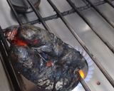 Foto del paso 3 de la receta: Morrón asado sobre la hornalla