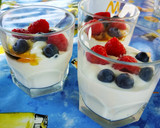 Foto del paso 2 de la receta: Yogur con frutos del bosque y miel 🍯