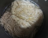 A picture of step 4 of Tomato chow mien.