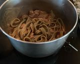 Foto del paso 1 de la receta: Tallarines de espinaca con salsa de patitas de cerdo