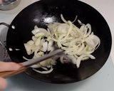 A picture of step 7 of Stir-Fried Pork with Onions.