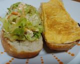 Foto del paso 2 de la receta: Bocata tortilla jamón York, queso con pan chapata y ensalada con soja