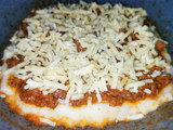 Pastel de papa con carne molida y queso mozzarella, en la sartén