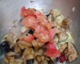 A picture of step 3 of AlooBaingain karhai.