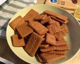 Foto del paso 1 de la receta: Postre de helado de vainilla con galletas, puré de manzana y chocolate