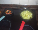Foto del paso 1 de la receta: Huevos fritos con papas y chorizo