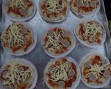 Foto langkah ke 11 dari resep Pizza mini simple.