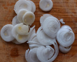 Foto del paso 2 de la receta: Ensalada de listones de calabacita, nuez y parmesano
