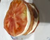 Foto del paso 5 de la receta: Ensalada de tomate salmón y queso fresco y aguacate con Vidalim