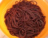 Foto del paso 9 de la receta: Espaguetis negros en crema de frutos de mar
