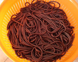 Foto del paso 9 de la receta: Espaguetis negros en crema de frutos de mar