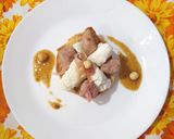Foto del passaggio 3 della ricetta Frisella salsiccia, burrata, cipolle caramellate e nocciole