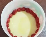 Foto langkah ke 3 dari resep Strawberry Shortcake Caramel Cheese Pudding🍰.
