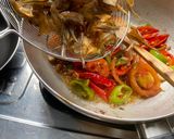 Foto langkah ke 3 dari resep Tumis Cabe Ikan Asin.