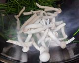 水蓮炒白精靈菇的食譜步驟4照片