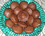 A picture of step 8 of Mini Cake Bombs.