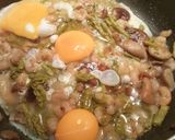 Foto del paso 5 de la receta Revuelto de setas, gambas y espárragos verdes
