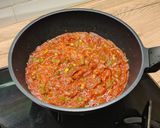 Foto del paso 4 de la receta: Merluza a la plancha con salsa de tomate y guarnición de arroz pilaf con zanahoria