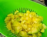 Foto del paso 3 de la receta: ZAPALLITOS RELLENOS VEGETARIANOS 🧅🌽 #800❤️👏 🥒🥚🧀