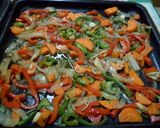 Foto del paso 1 de la receta: Pata muslo y pechugas de pollo con papas sobre colchón de verduras..