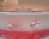 Foto langkah ke 7 dari resep Puding Jelly Susu Buah Merdeka.