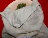 Foto del paso 3 de la receta: Chips de kale sabrosos, saludables y fáciles de preparar