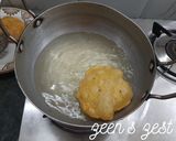 A picture of step 2 of Aloo Pooris.