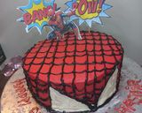 A picture of step 5 of Spider man theme cake 🕷 🍰.