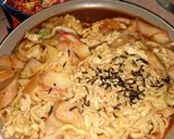 Foto langkah ke 8 dari resep Seblak Samyang Sosis Ayam Kerupuk Bawang level 30.