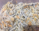 Foto del paso 1 de la receta: Tosta de gulas revuelta con pollo a la cajún y huevo