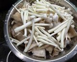 Gambar langkah 3 resipi Tumis Air Lada Hitam Cendawan Tiram dan Enoki.