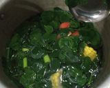 Foto langkah ke 3 dari resep 50. Sayur Bening Daun Kelor.