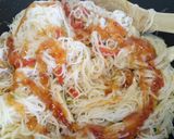 A picture of step 4 of Sweet chilli noodle stir fry.