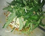 Foto langkah ke 5 dari resep Tumis kangkung tauge ayam.