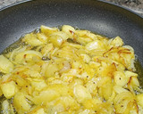 Foto del paso 5 de la receta: Tortilla de patatas con ensalada de escalivada y tomates cherry