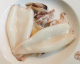 Foto del paso 1 de la receta: Chipirones fritos rebozados a las tres harinas