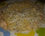 Foto del paso 4 de la receta: Espaguetis con gulas y gambas